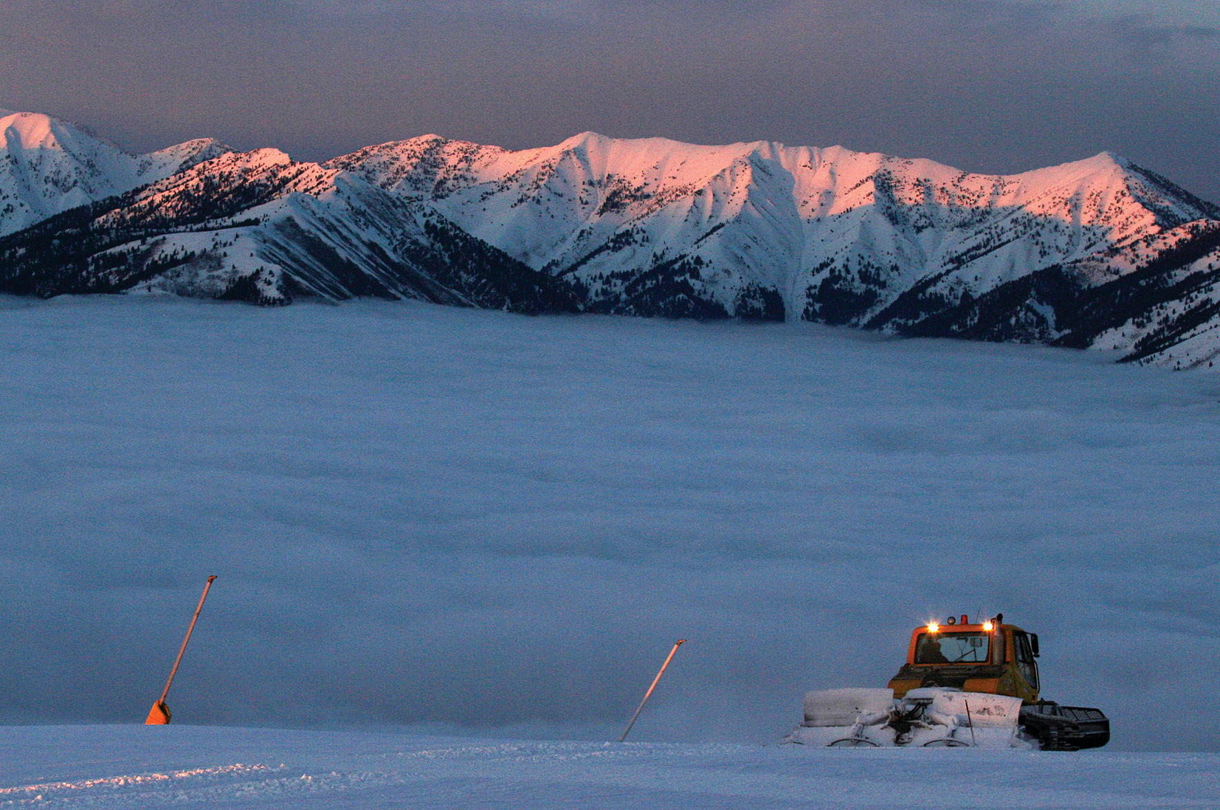 Snow groomer